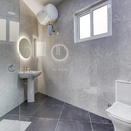 Spectacular 5br Townhouse Located In By 360 Estates