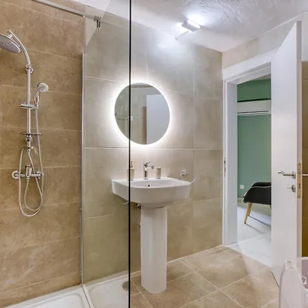 Spectacular 5br Townhouse Located In By 360 Estates 펜션 *