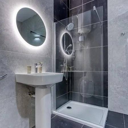 Spectacular 5br Townhouse Located In By 360 Estates 펜션